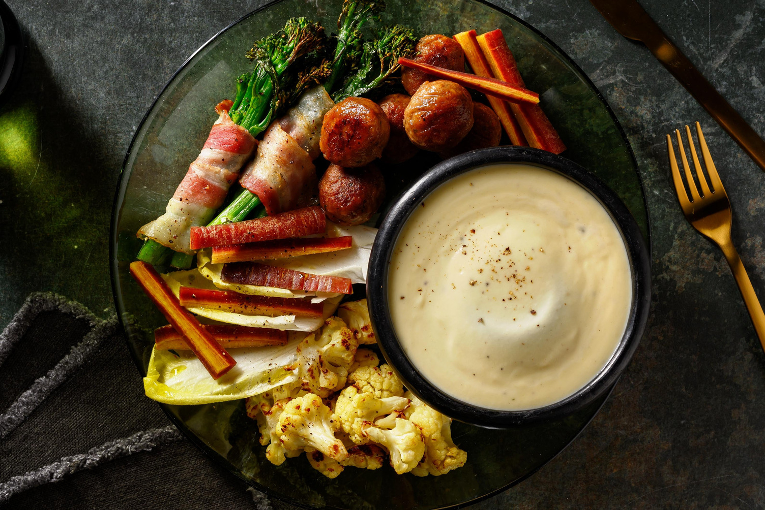 Kaasfondue met hertengehaktballetjes en crudités