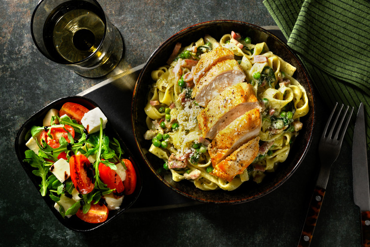Creamy Pesto Chicken, Bacon and Pea Linguine