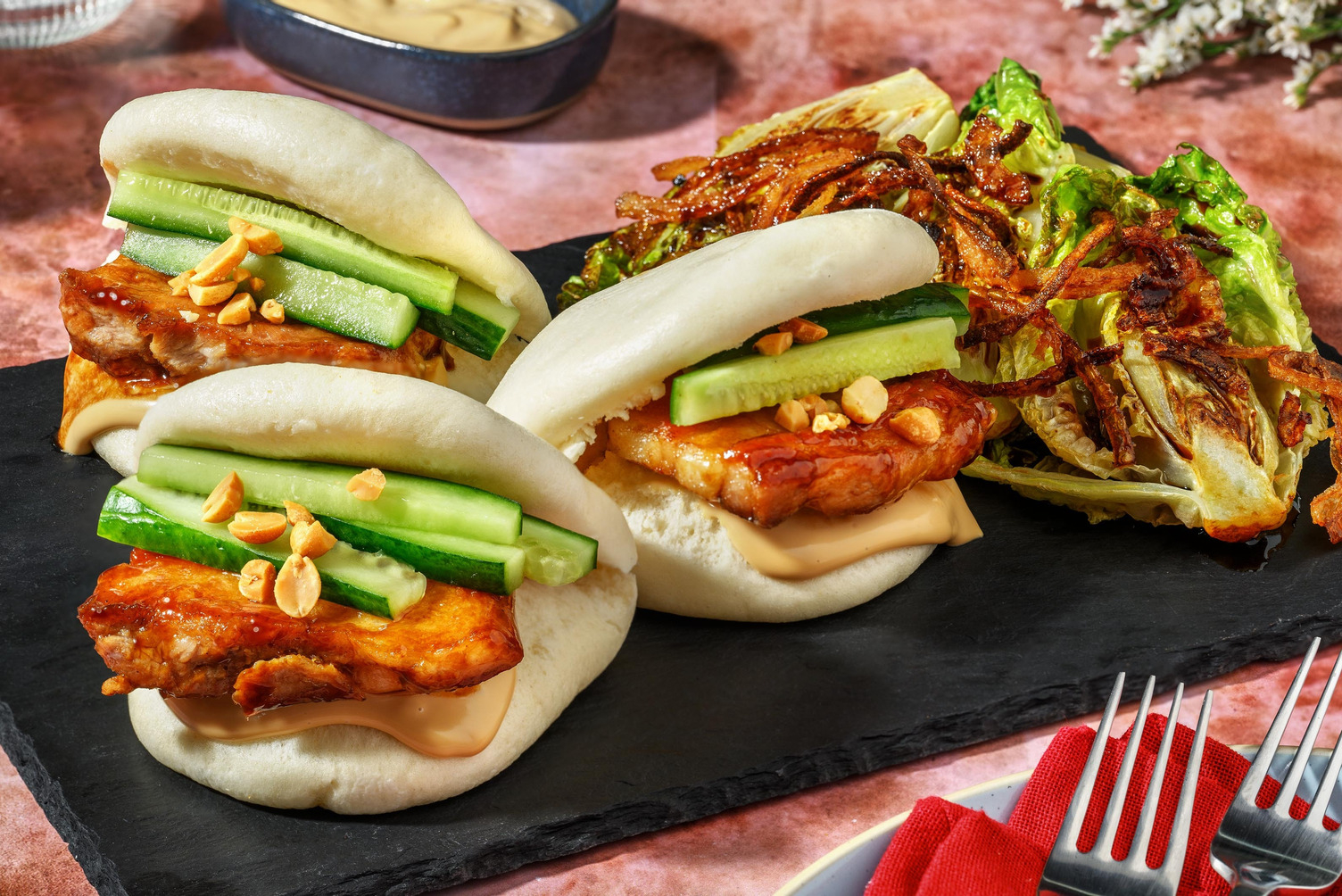 Pains bao garnis de porc laqué à la sauce hoisin et cacahuètes