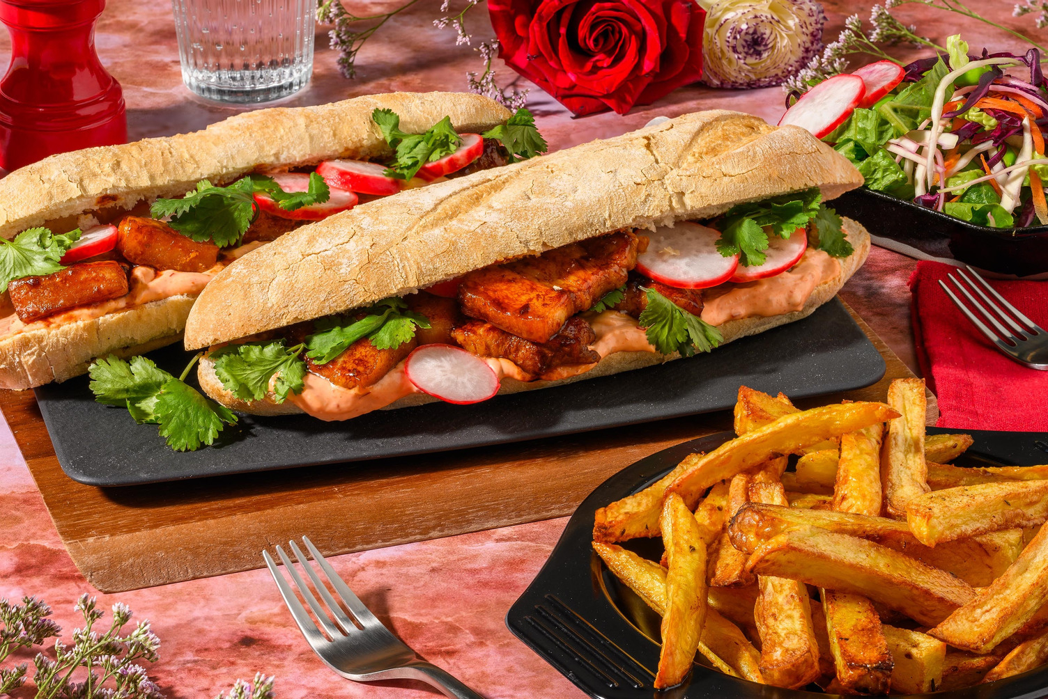 Sticky buikspek op witte demi-baguette met pikante frietjes