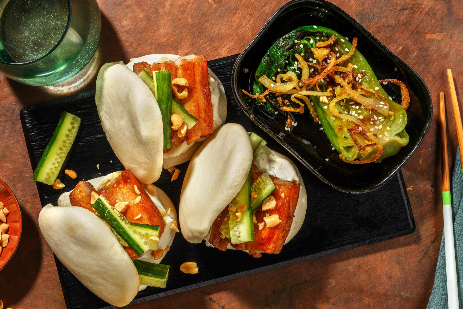 Pains bao garnis de porc laqué à la sauce hoisin et cacahuètes