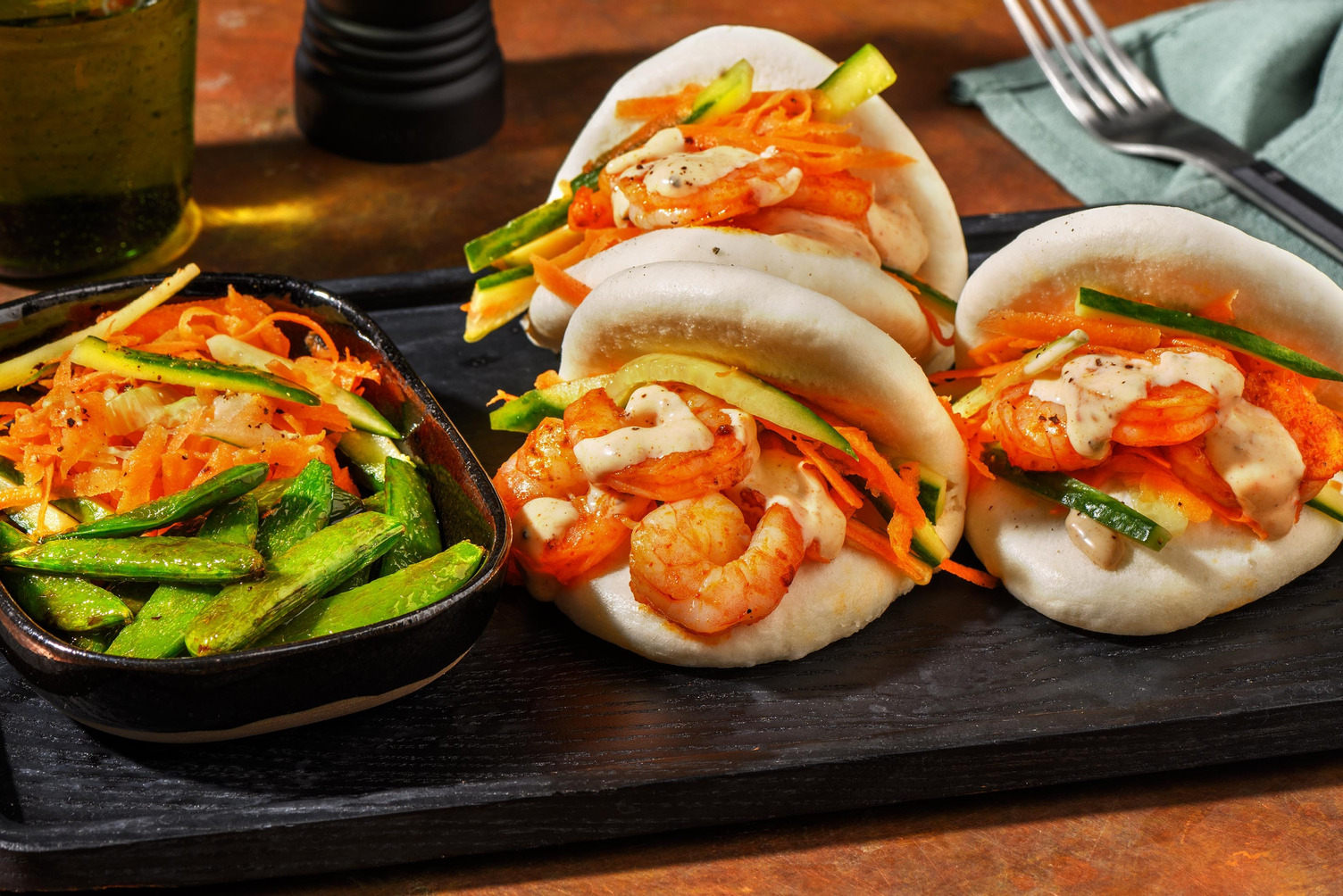 Bao buns met garnalen in zoet-pittige saus
