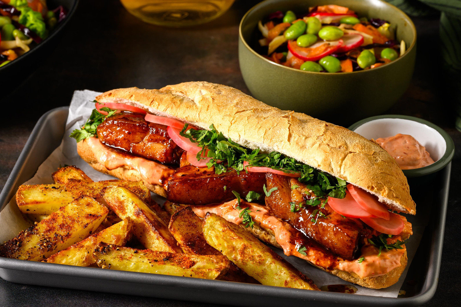 Baguette garnie de poitrine de porc laquée en sauce hoisin