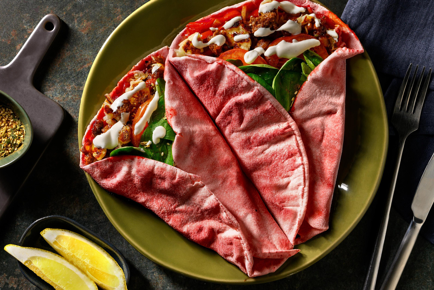 Rundergehakt en witte grillkaas op Libanees flatbread met rode biet