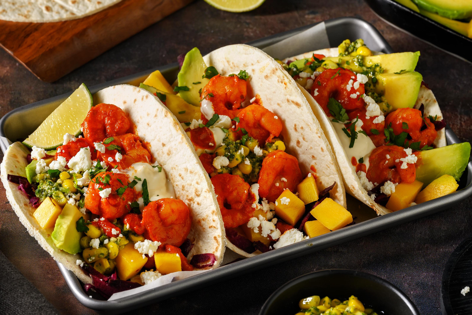 Taco's met chipotle-garnalen, avocado en mango