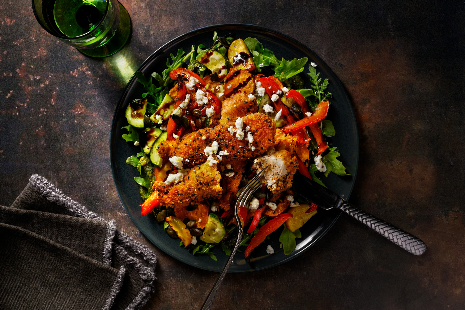 Gepaneerde kip met feta en zwarte sesamzaadjes