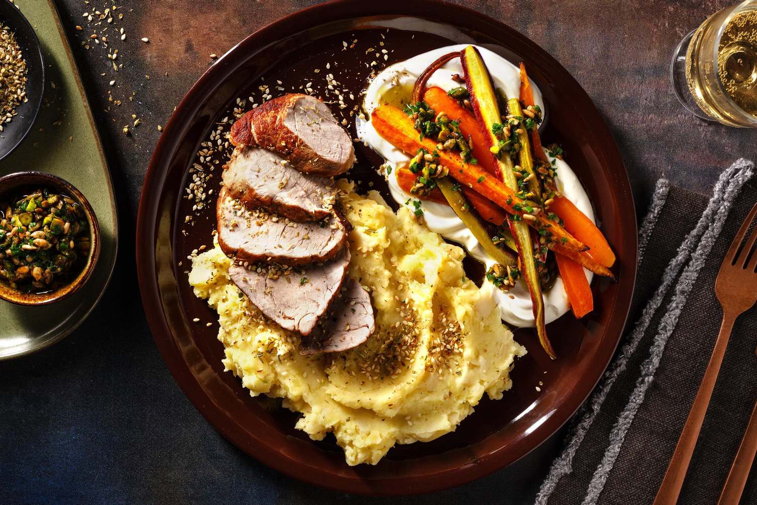 Varkenshaas met pistache-gremolata en labne