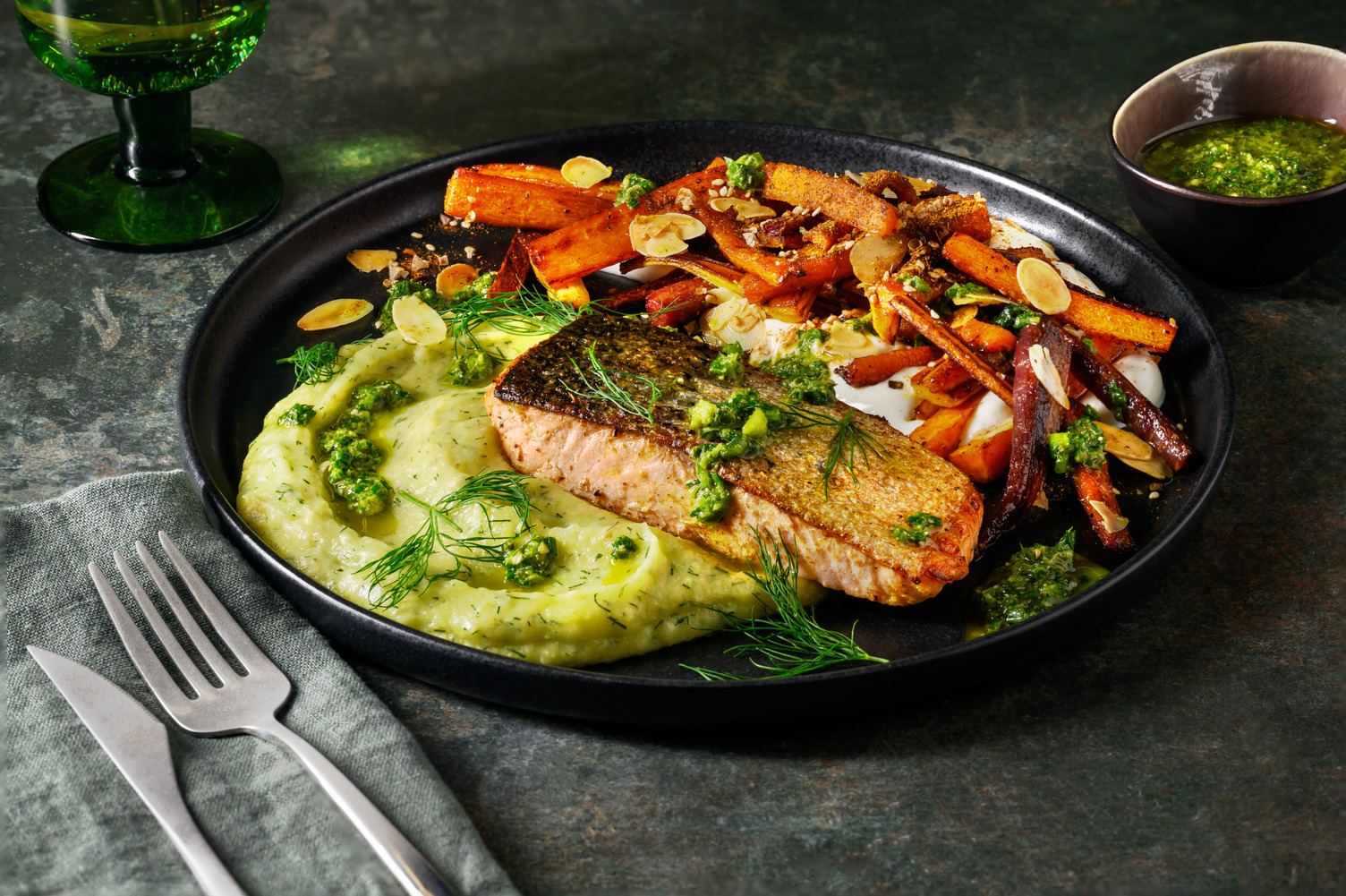 Zalmfilet met zhoug, za'atar, labne en regenboogwortels