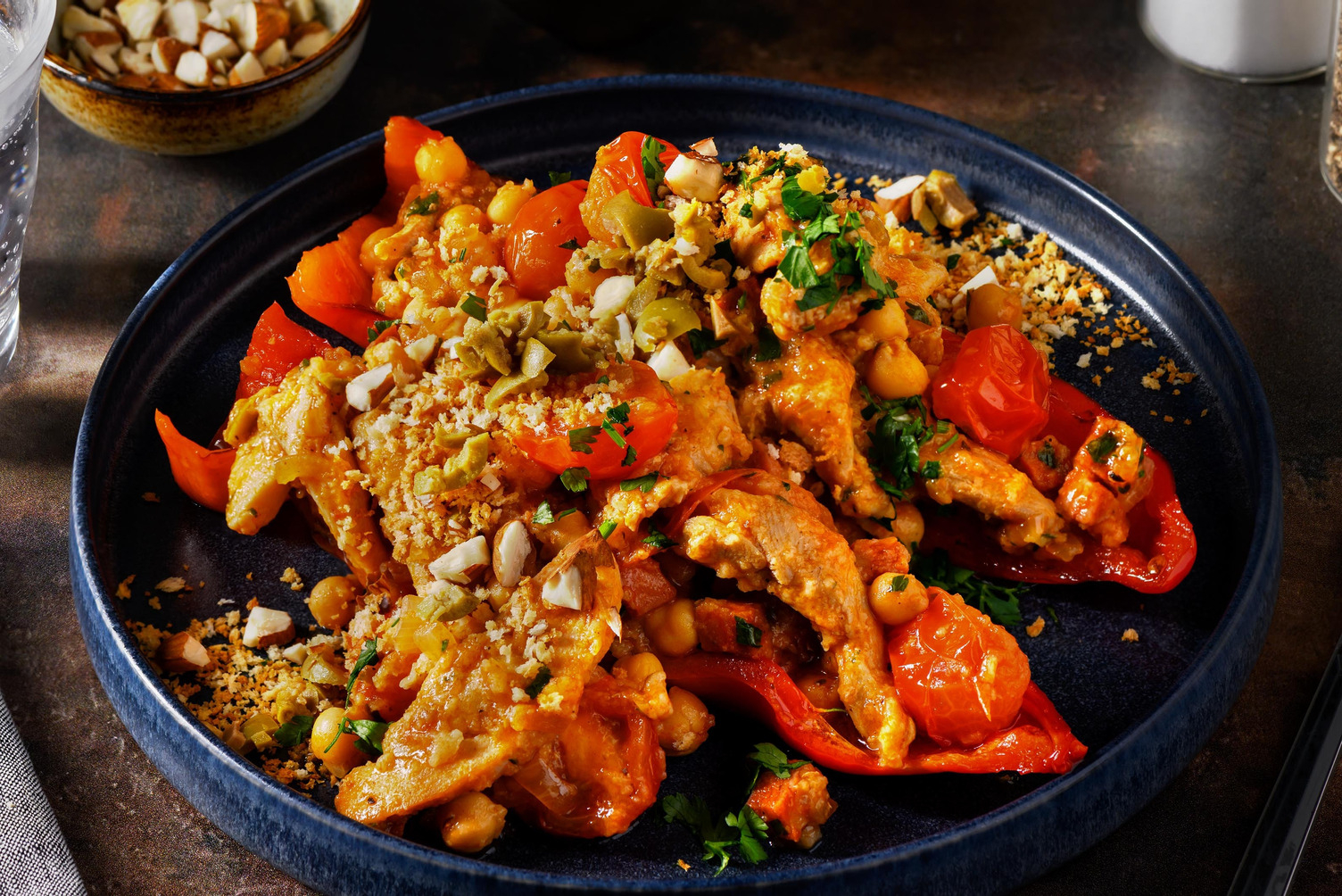 « Cocido » au chorizo fumé, poulet, olives et panko