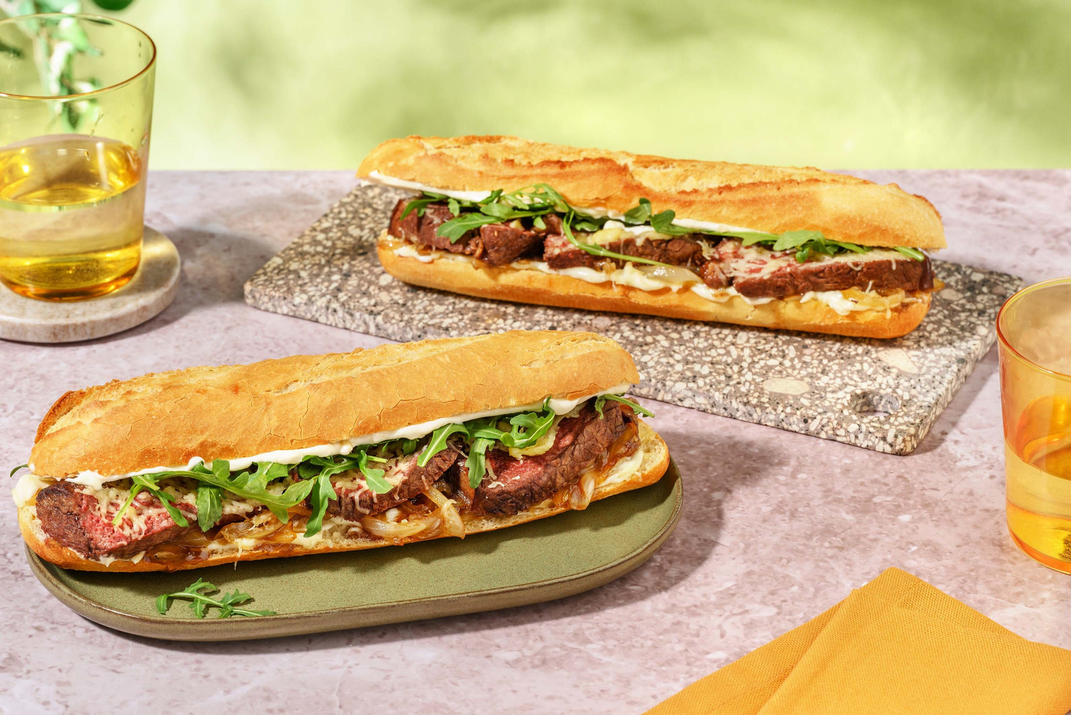 Baguette med rumpstek och karamelliserad lök