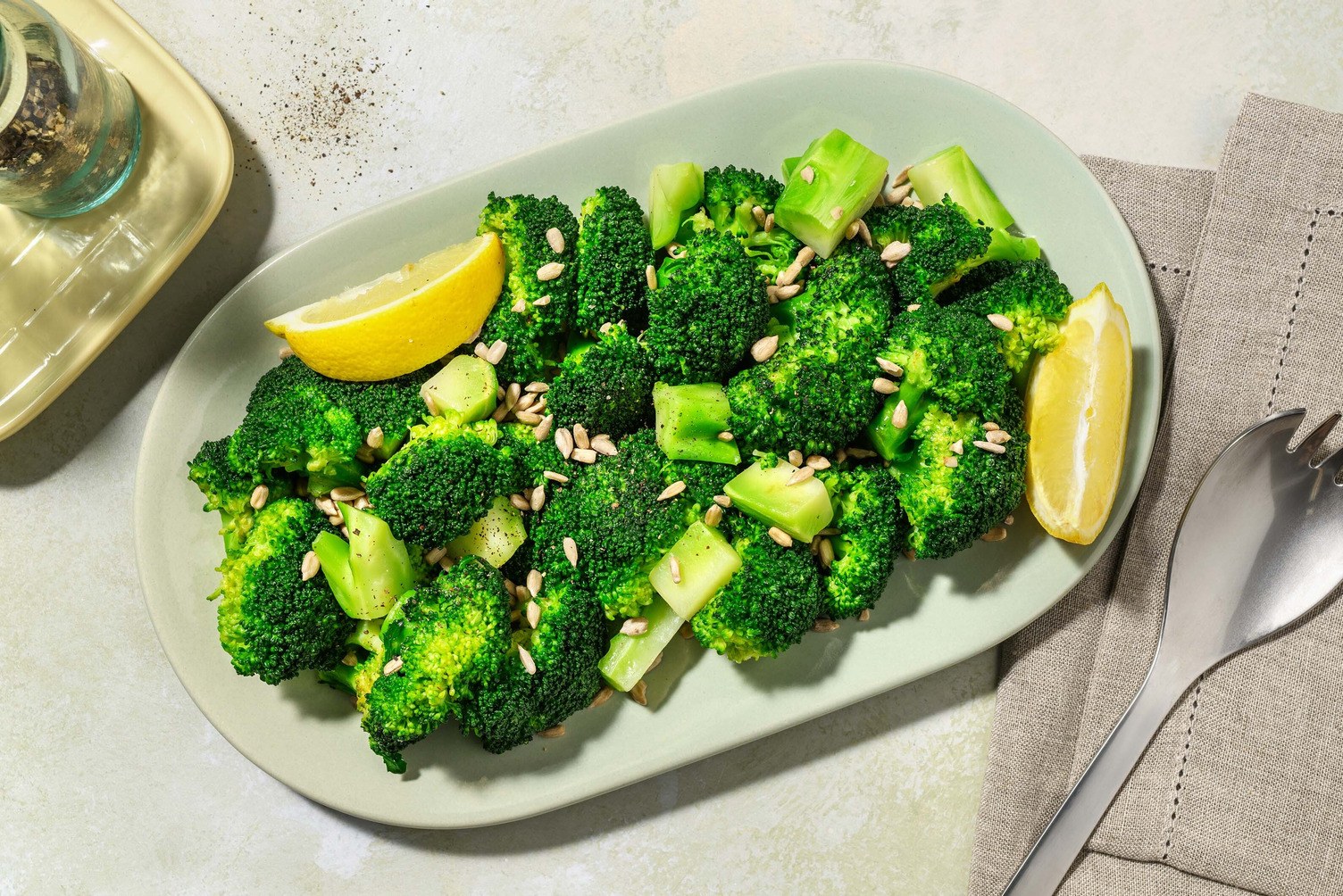 Dampet citrusbroccoli med solsikkekerner
