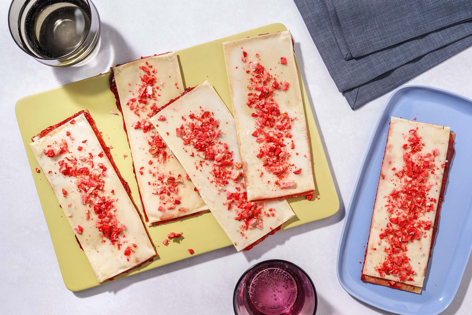 Hallon- och jordgubbskakor