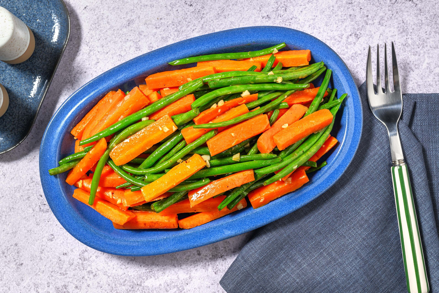 Vitlöksstekta haricots verts och morötter