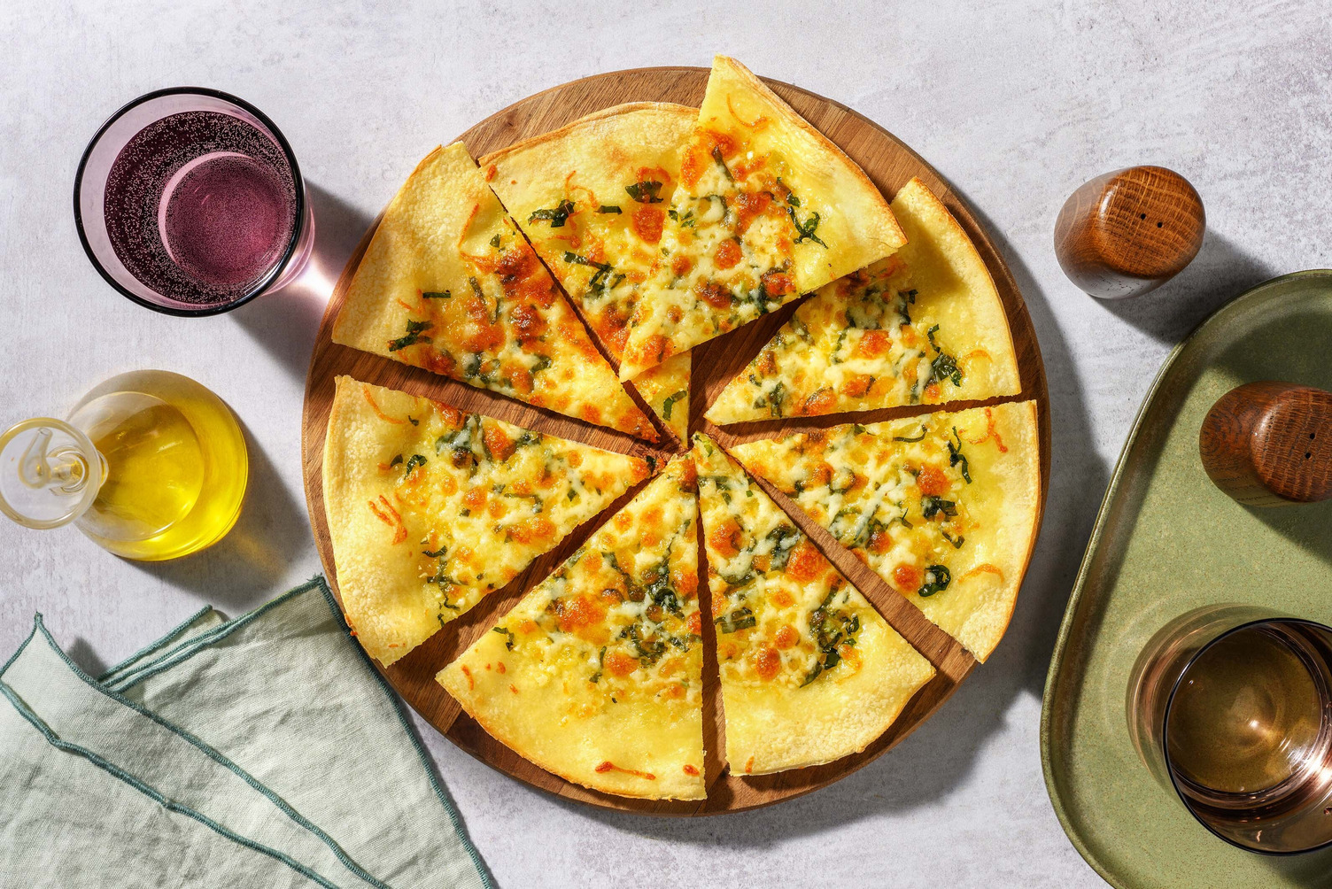 Oste-hvidløgsbrød i pizzastil