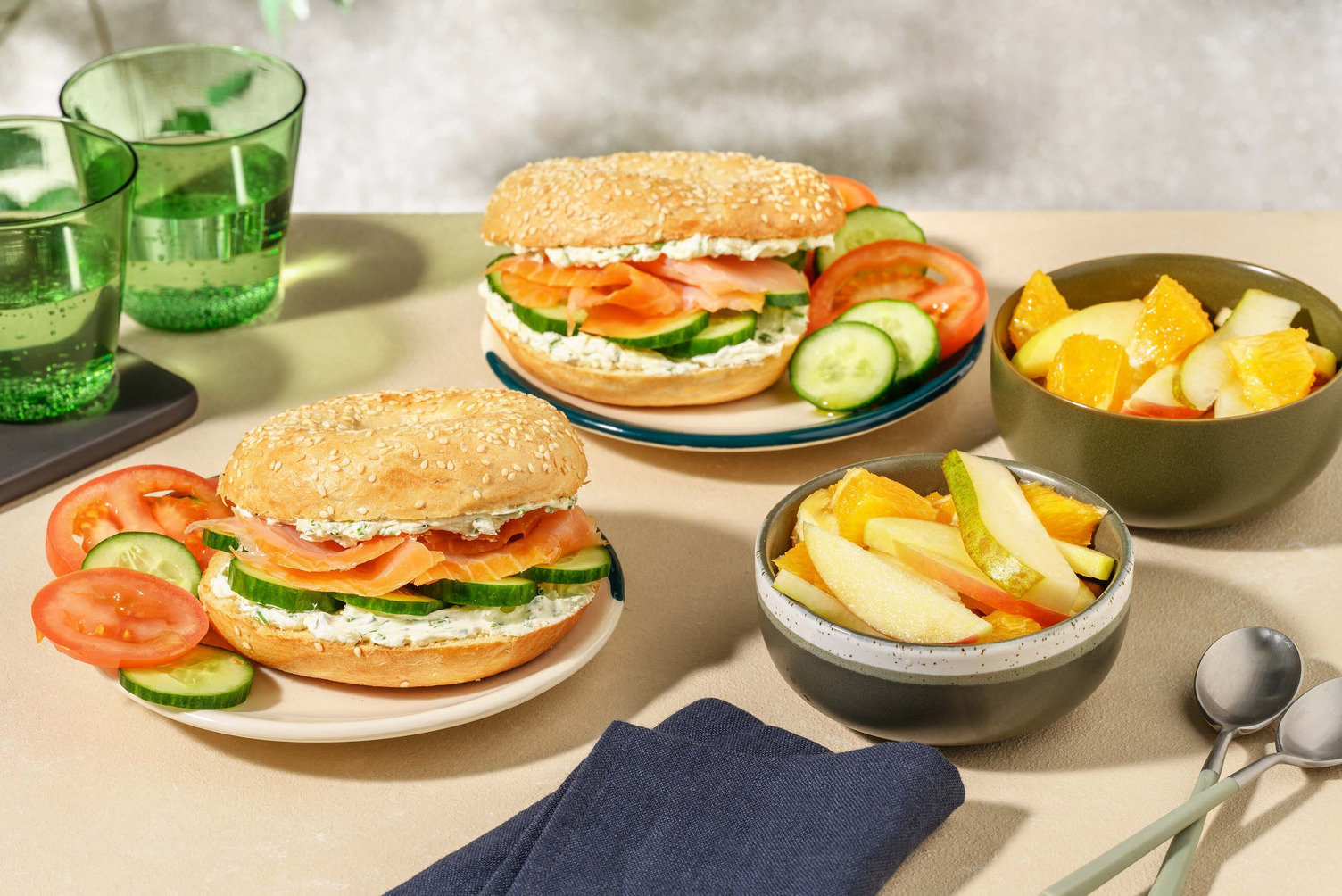 Laksebagel og frugtsalat