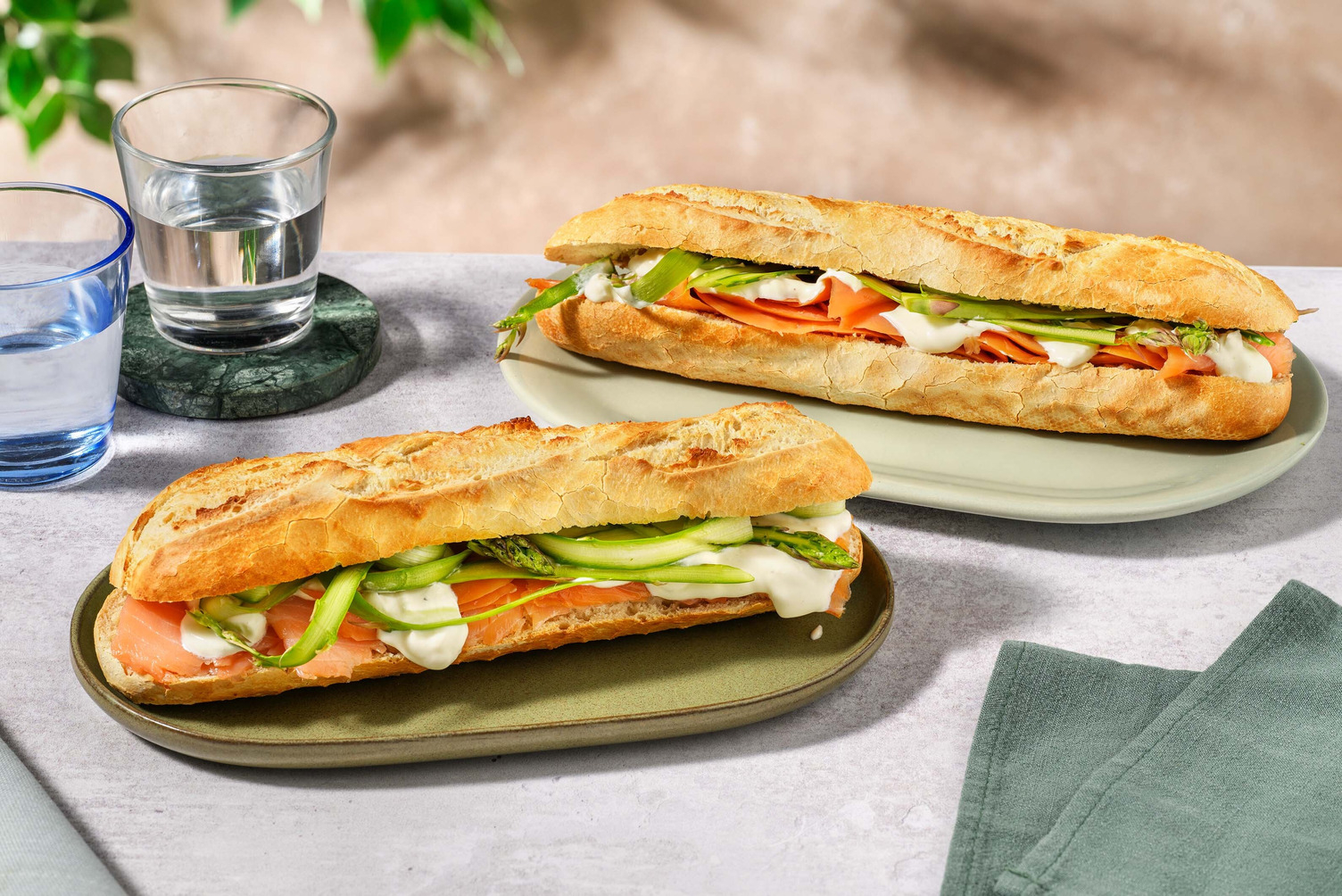 Sandwich med kallrökt lax och sparris