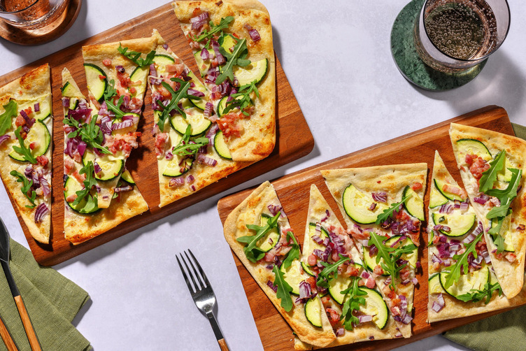 Flammkuchen met spek,  courgette en rode ui 