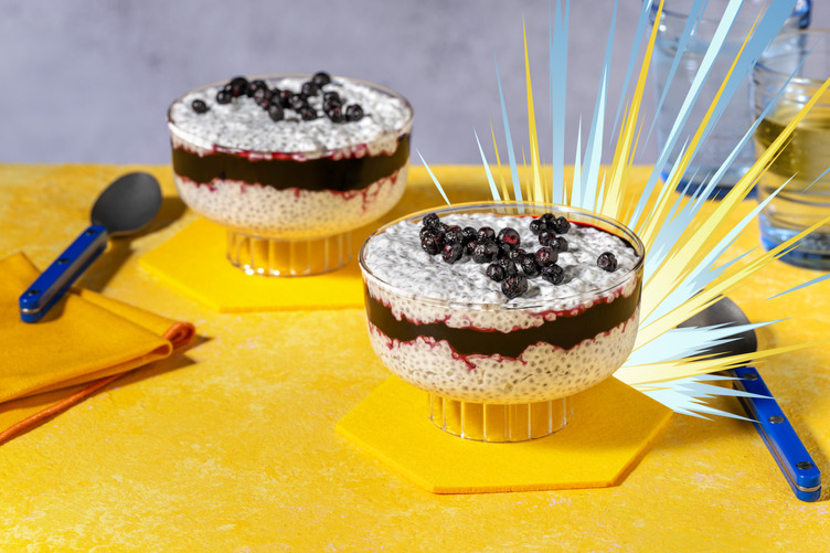 Glow-Up-chiapudding med frystorkade blåbär