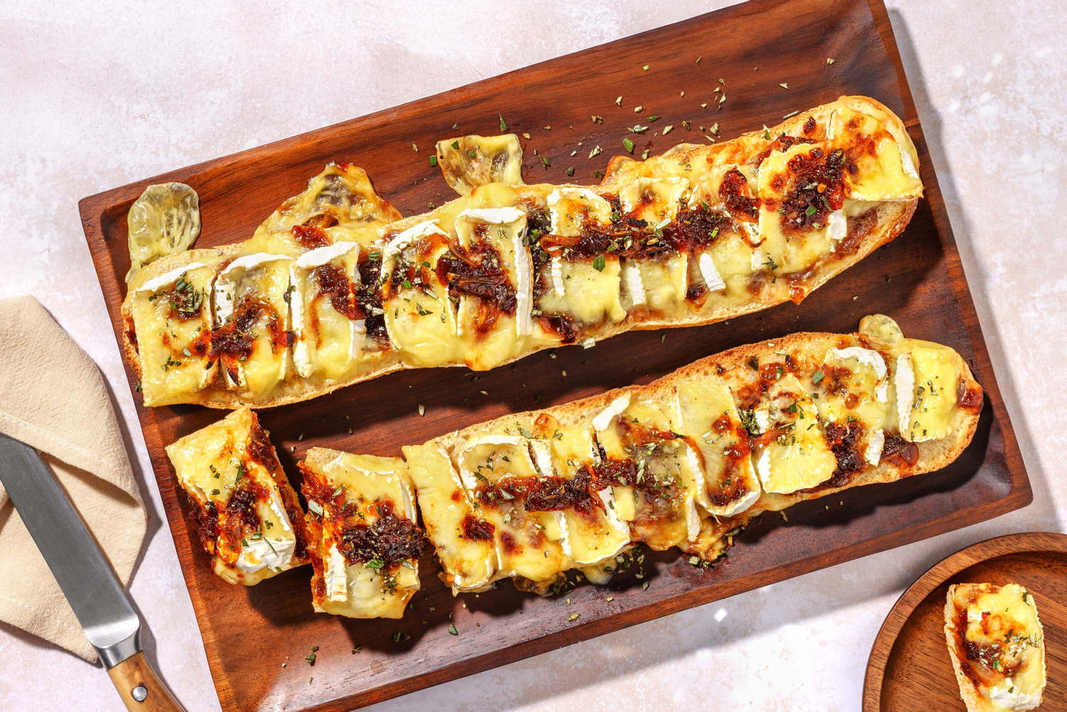 Baguette met camembert en gekaramelliseerde ui