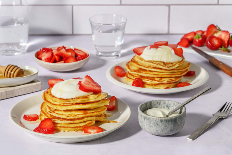 Pancakes à l'américaine garnis de fraises