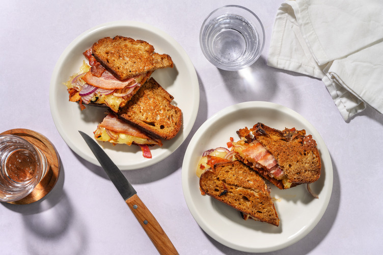 Zuurdesemtosti met cheddar en Goudse kaas