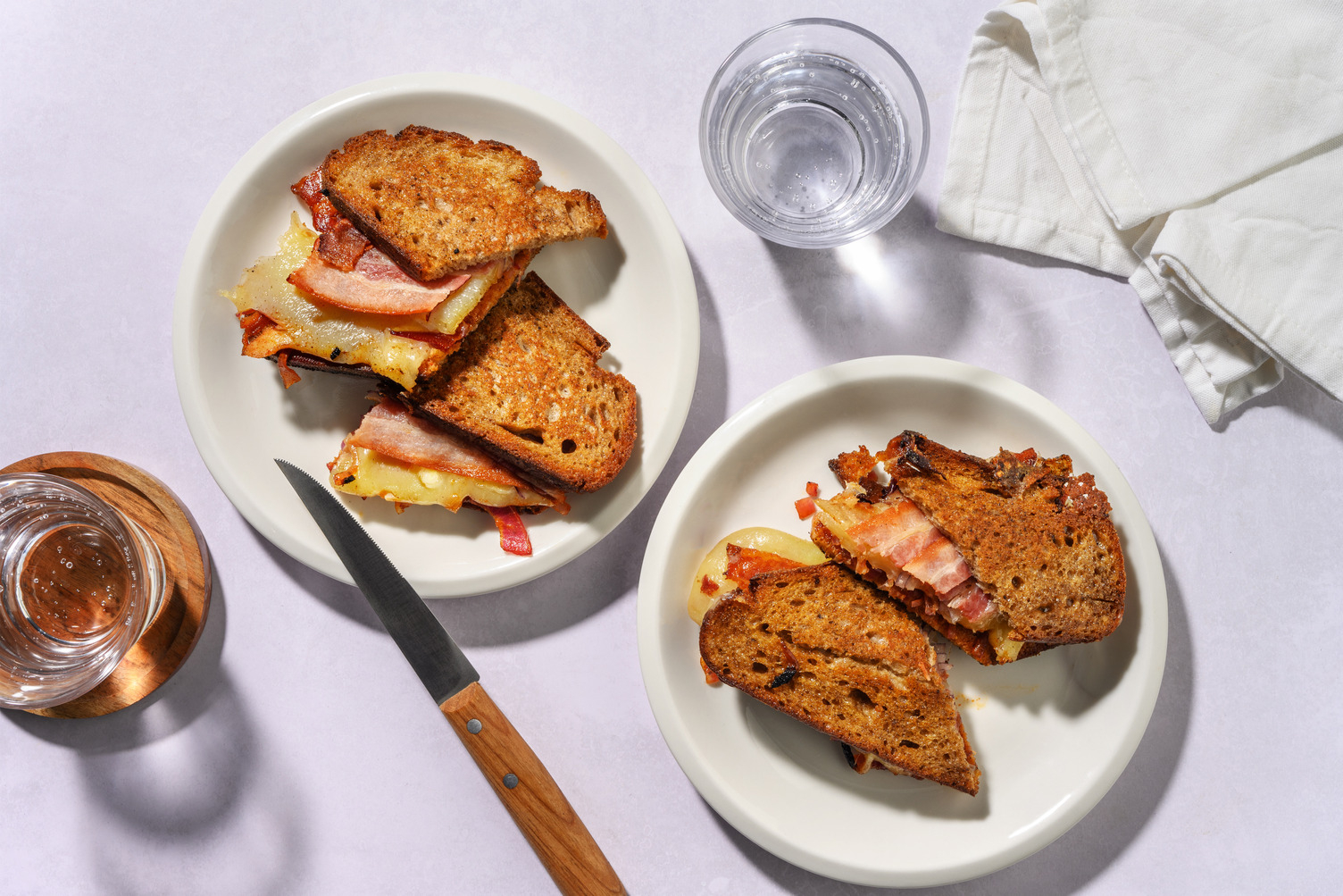 Tosti met brie, ontbijtspek en appel