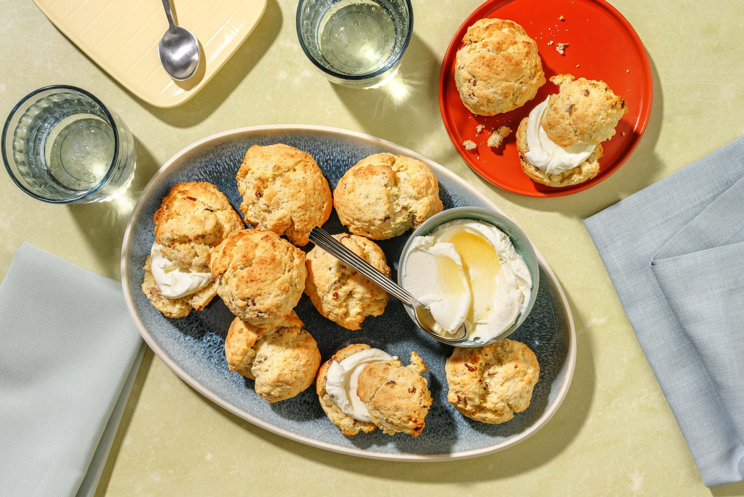 Zelfgemaakte scones met pecannoten