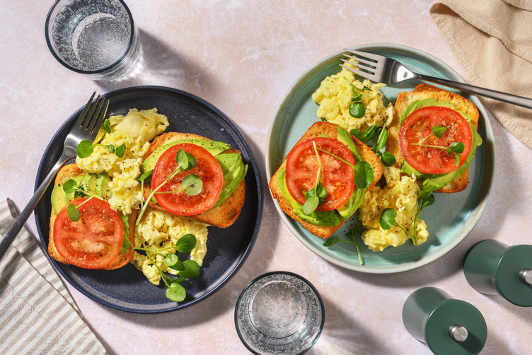 Toast met avocado en roerei