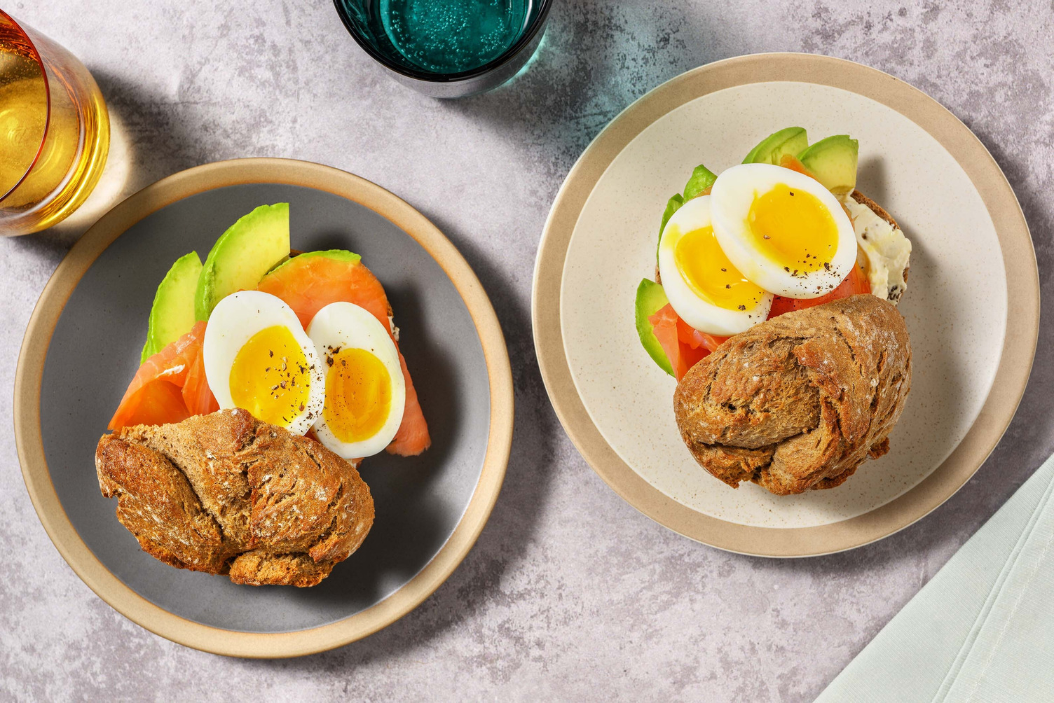 Broodje met koudgerookte zalm en avocado