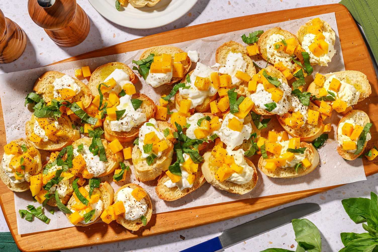 Crostini met mango en burrata