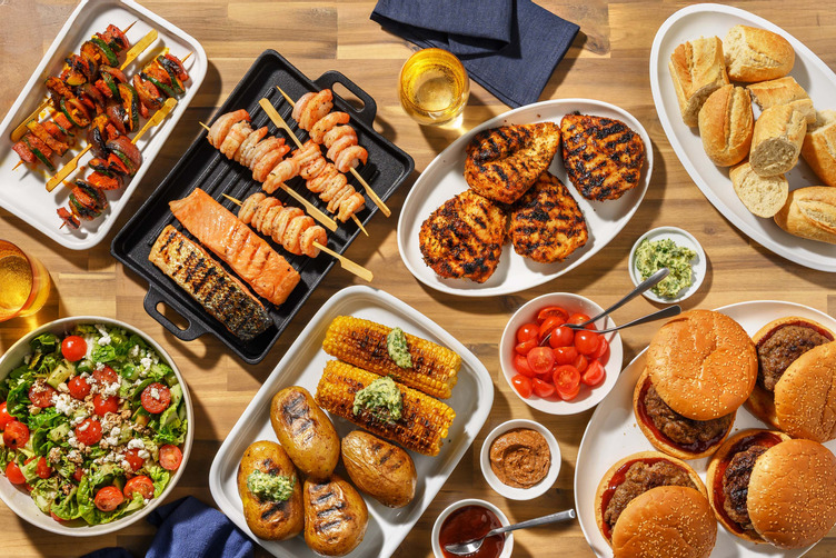 BBQ box met zalm, garnalen, hamburgers en gemarineerde kip