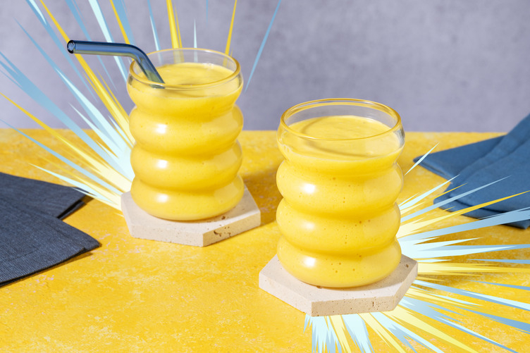 Sprakande gyllene smoothie med mango, apelsin och kokosmjölk