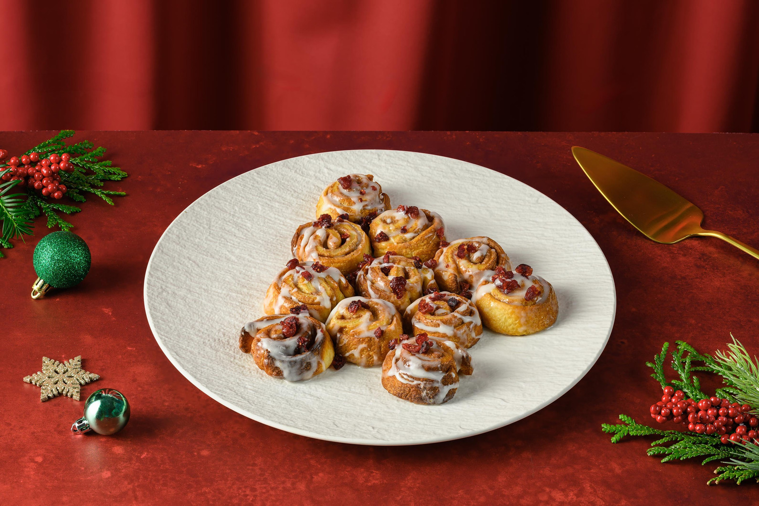 Feestelijke geglazuurde kaneelbroodjes