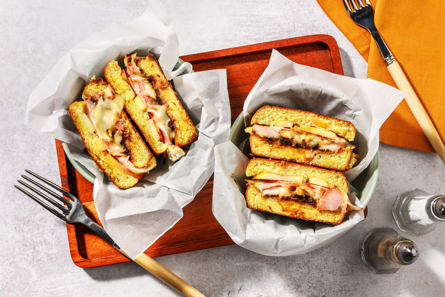 Briochetosti met brie, ontbijtspek en appel