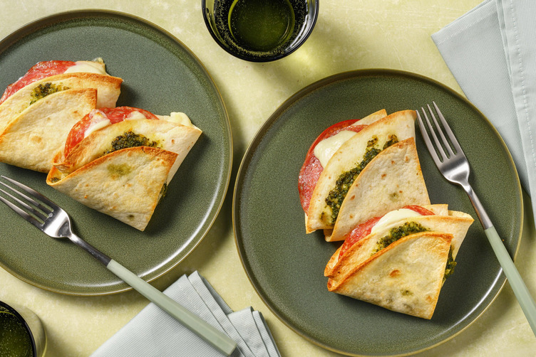 Cheesy driehoekwrap met salami en mozzarella