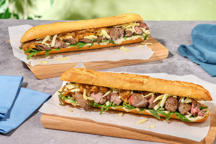 Cheesy steak sandwich met gebakken stokbrood