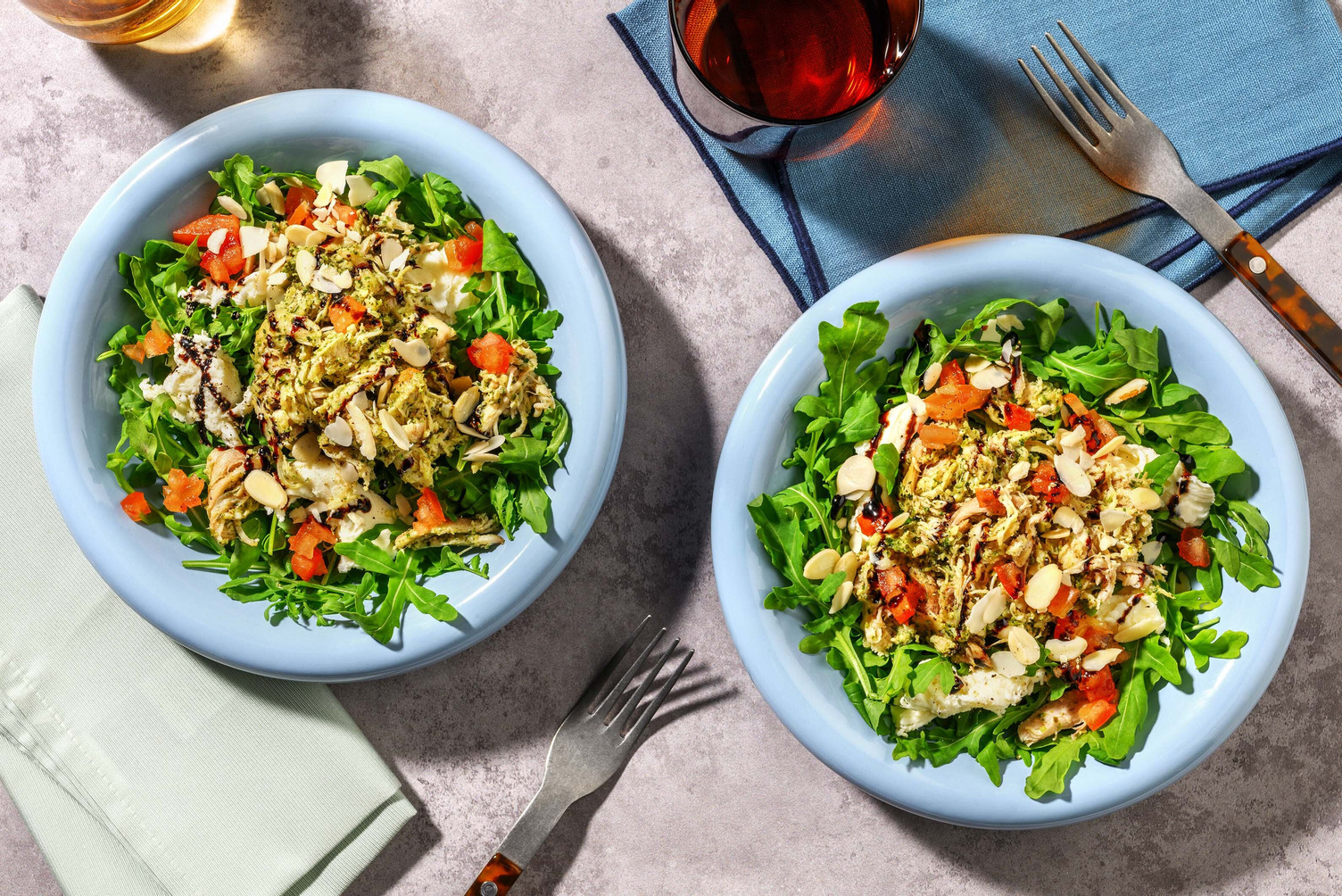 Salade à l'italienne garnie de poulet au pesto et mozzarella