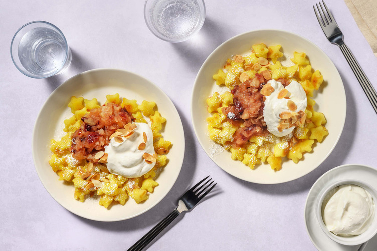 Süße Sternen-Gnocchis mit Apfel-Cranberry-Kompott & Schlagsahne