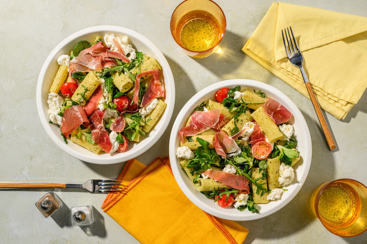 Warme pastasalade met serranoham en mozzarella