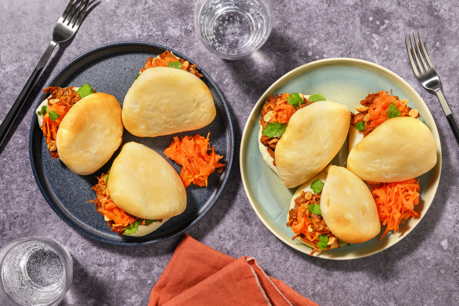 Baos au pulled pork, cacahuètes & carottes en pickles