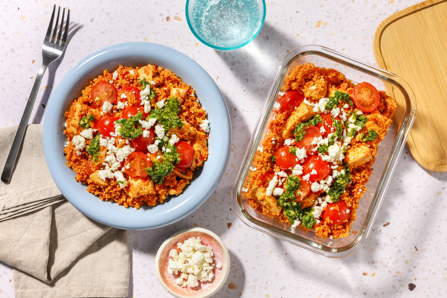 Salade méditerranéenne poulet, pesto & semoule