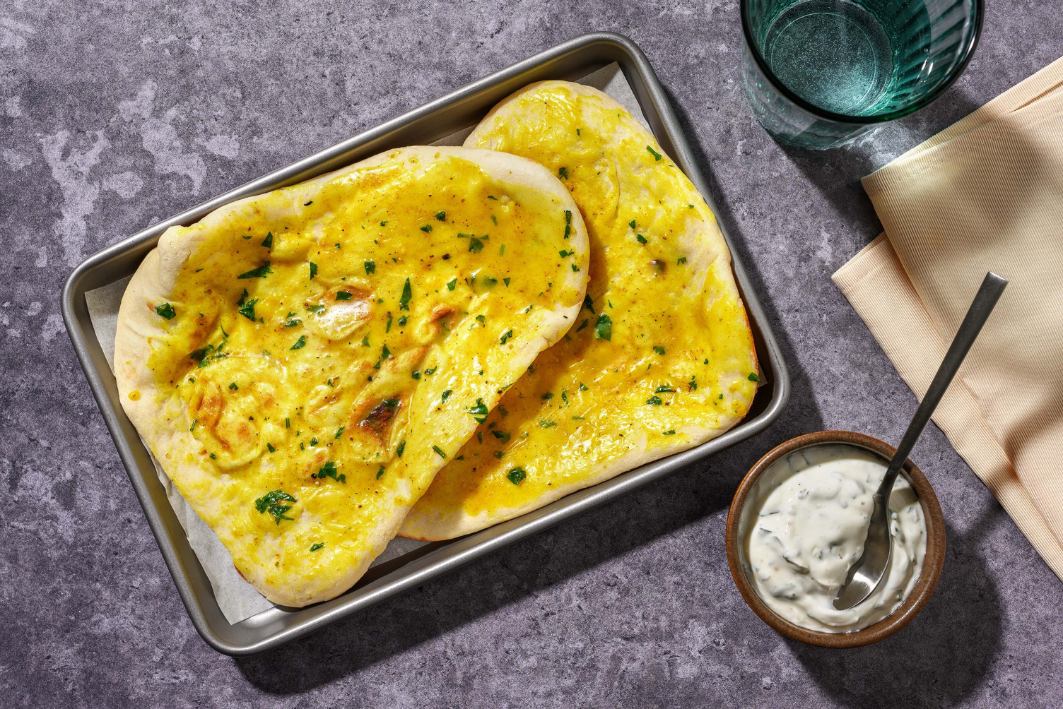 Pane naan e salsa di yogurt greco al coriandolo