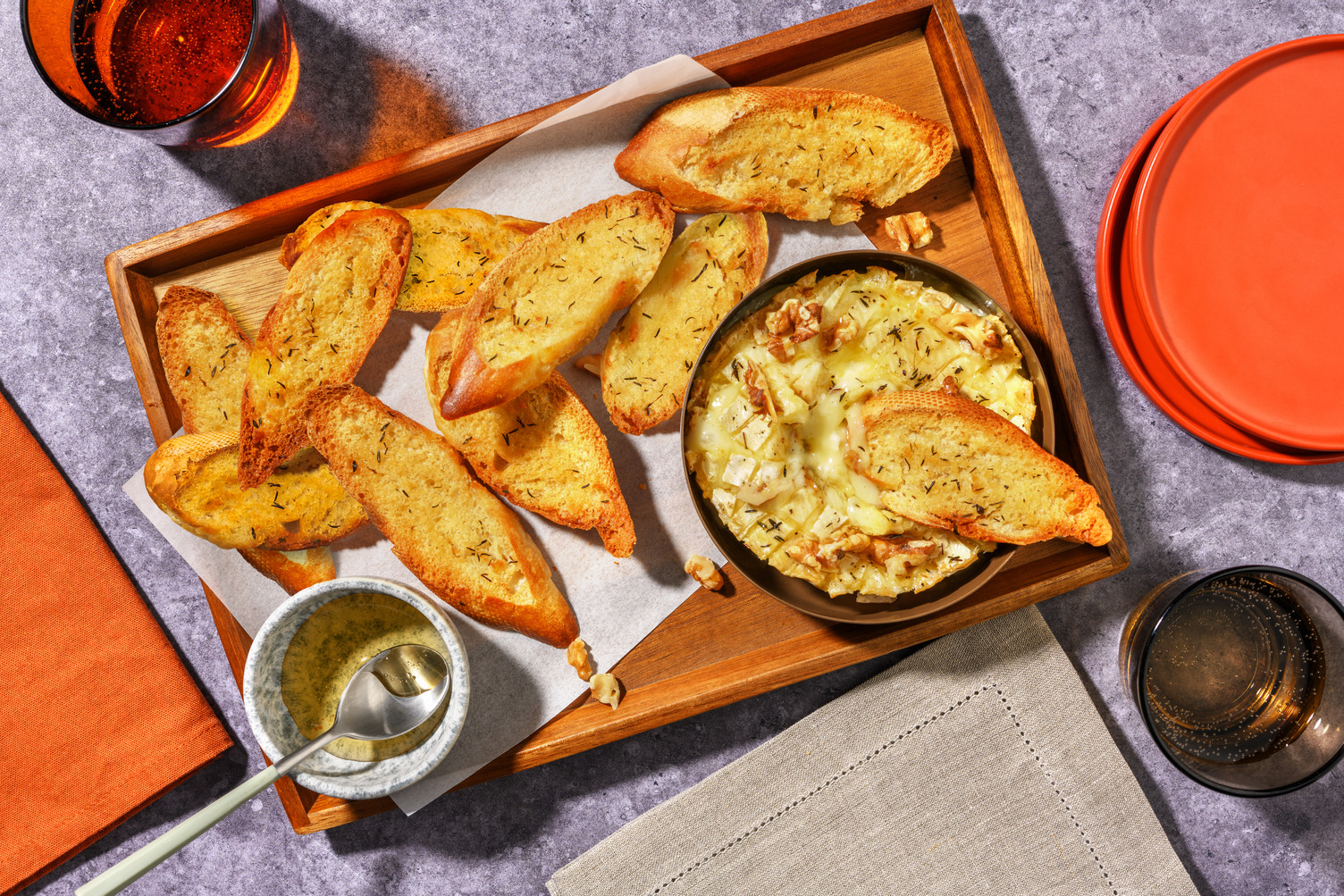 Camembert rôti au miel & pain à l'ail