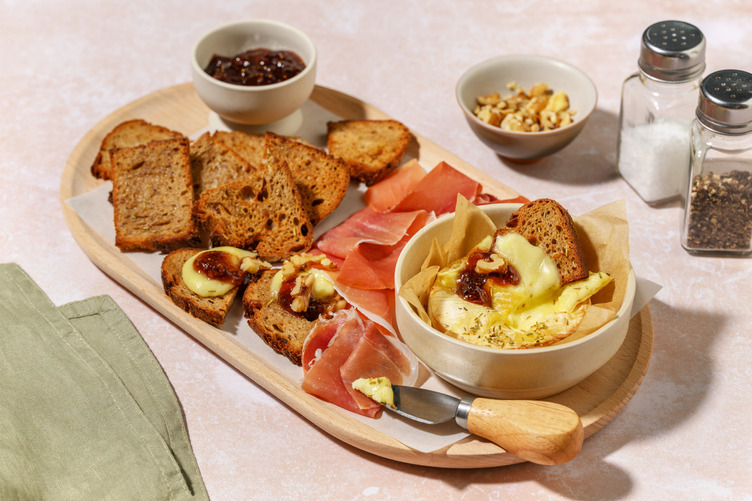 Camembert rôti, jambon sec & confiture de figues
