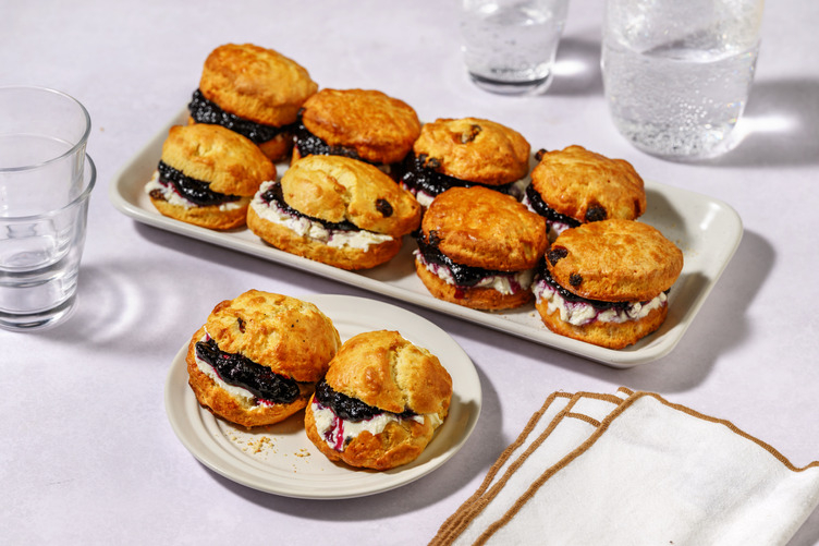 Scones maison garnis de confiture & mascarpone