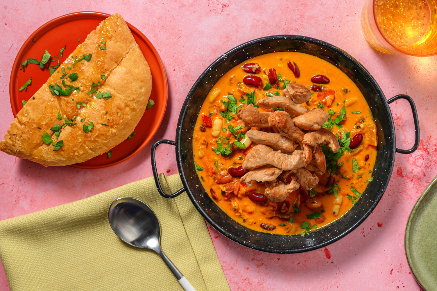 Pikantes Dal Makhani mit Bio-Hähnchenschenkel