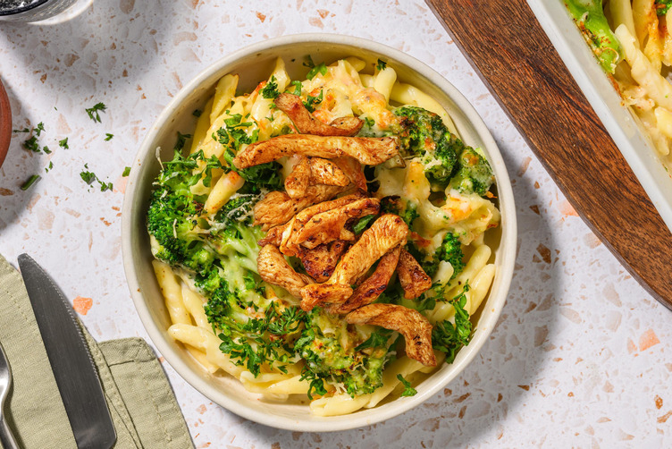 Käsig-cremiger Strozzapreti-Auflauf mit extra Hähnchen