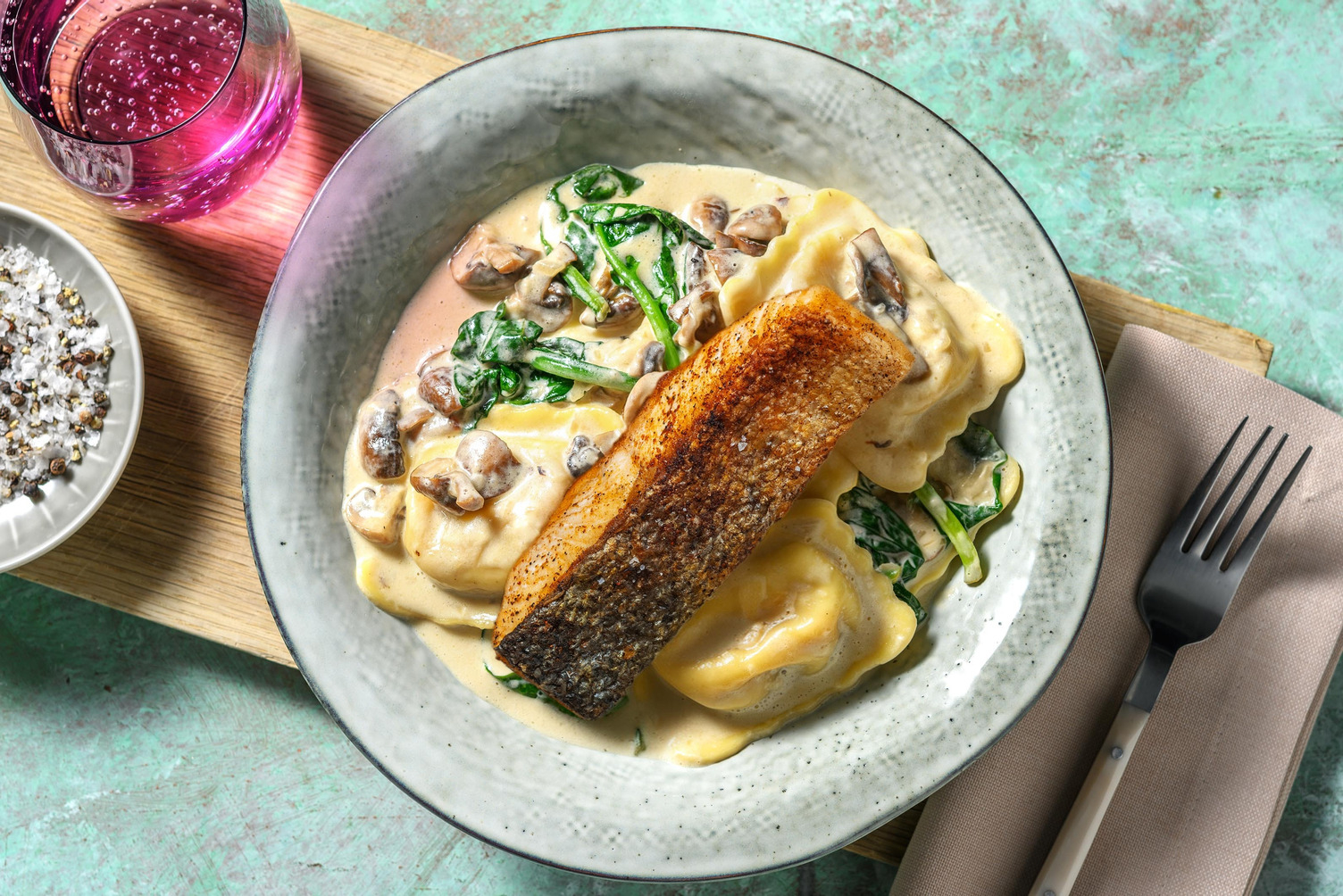 Girasoli mit Tomate-Mozzarella-Füllung und extra Lachsfilet