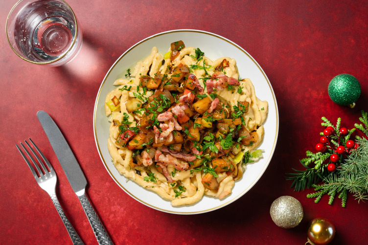 Spätzle in Raclette-Käse-Soße mit extra Bacon