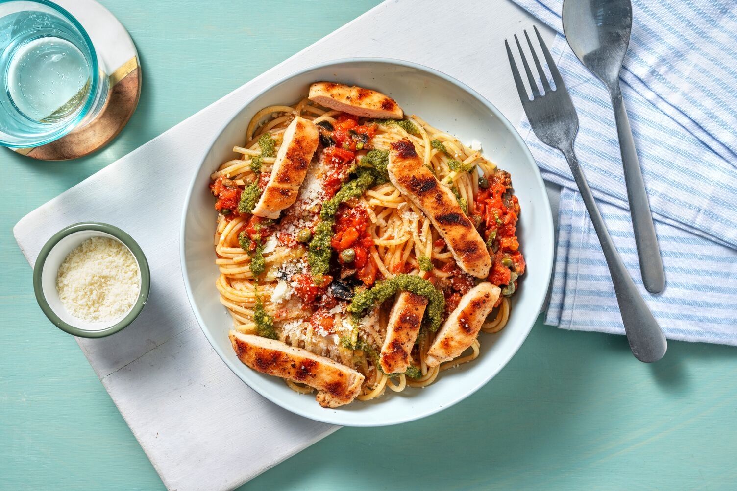 Spaghetti Puttanesca mit Kapern und Bio-Hähnchen